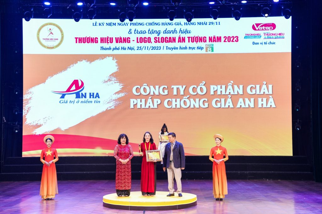 Bà Trần Thanh Hảo - CEO An Hà lên nhận thương hiệu " Tốp 10 thương hiệu vàng 2023"