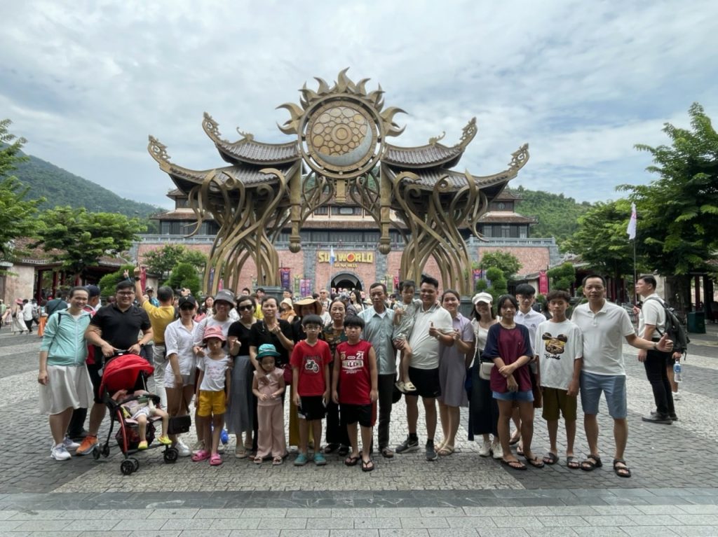Đoàn chụp ảnh lưu niệm tại Bà Nà Hill