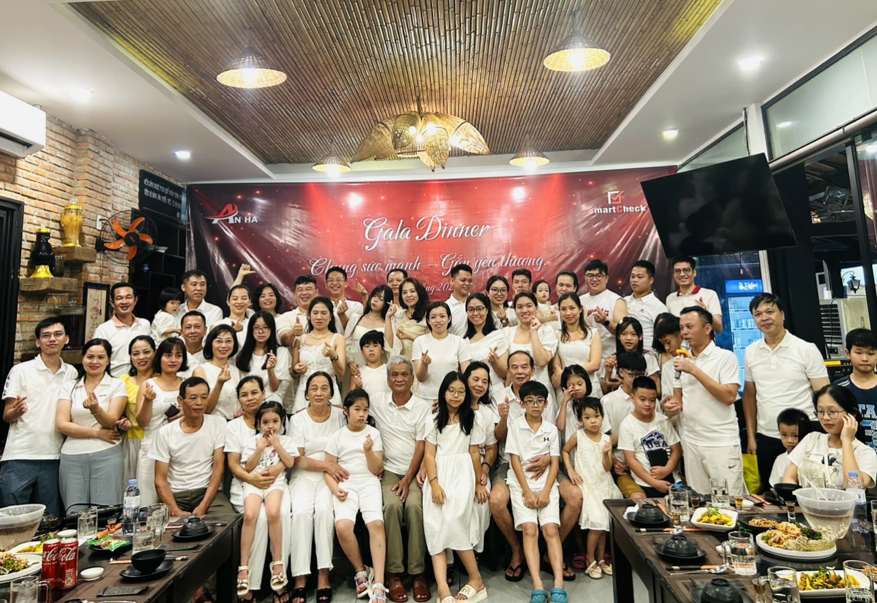Đoàn chụp ảnh lưu niệm tại đêm Gala Dinner