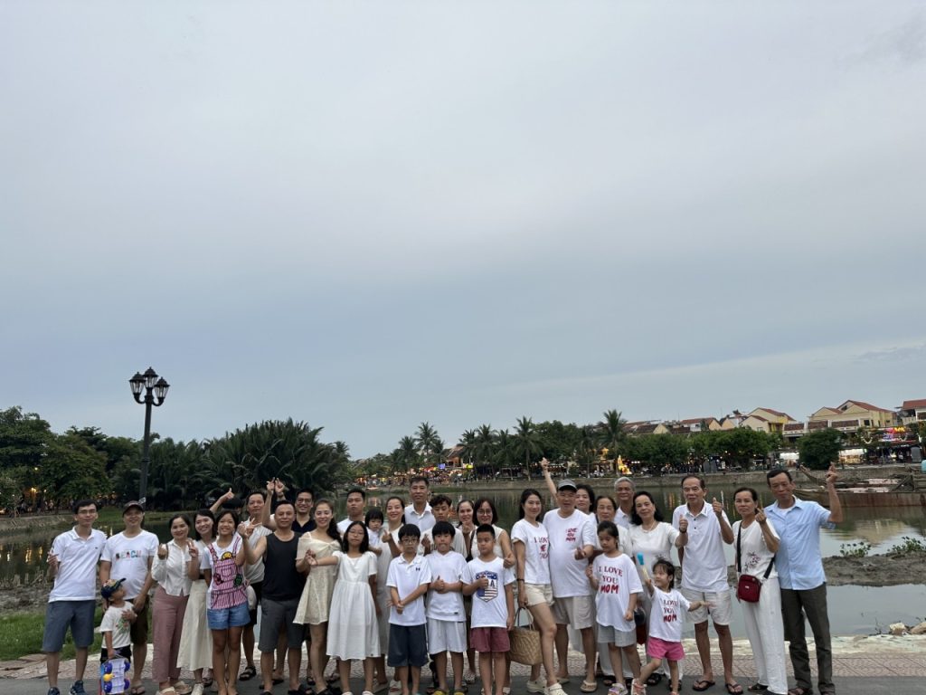 Đoàn chụp ảnh lưu niệm tại Hội An