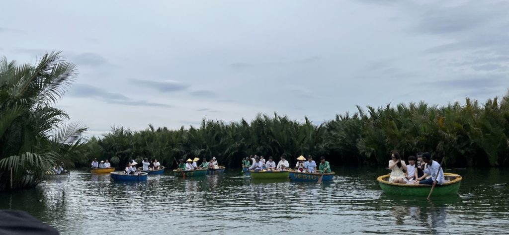 Đoàn khám phá Rừng Bảy Mẫu