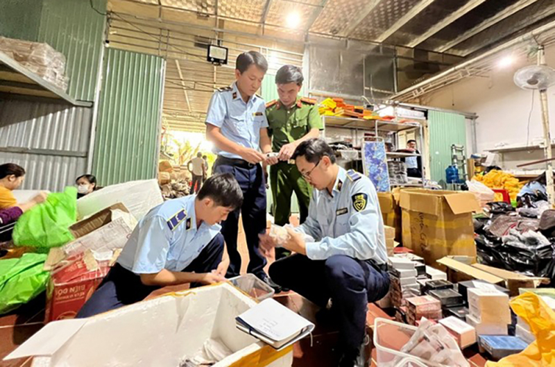 Lực lượng chức năng phối hợp kiểm tra, xử lý vi phạm tại cơ sở kinh doanh online ở TP Pleiku, tỉnh Gia Lai.