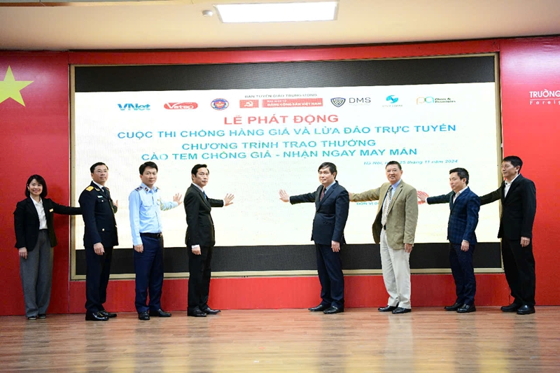 Các đại biểu thực hiện nghi thức phát động Cuộc thi “Chống hàng giả và lừa đảo trực tuyến” và Chương trình trao thưởng “Cào tem chống giả - Nhận ngay may mắn”.