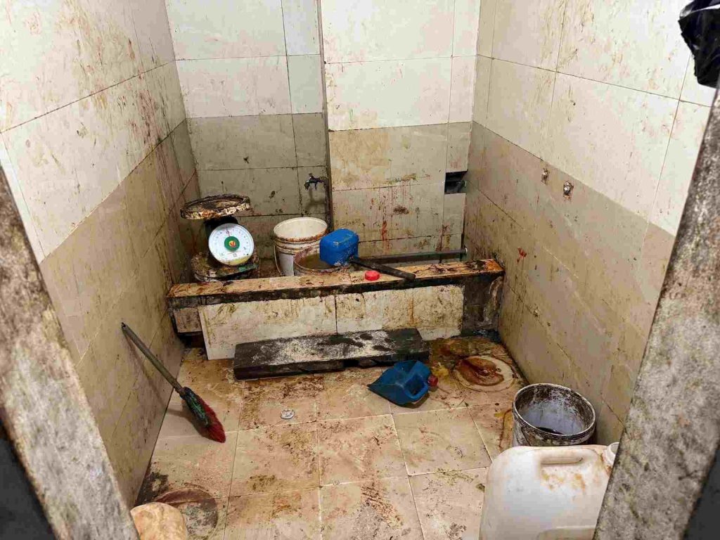 Các loại bim bim đều được đổ xuống sàn đất bẩn. Ảnh Thu Trang