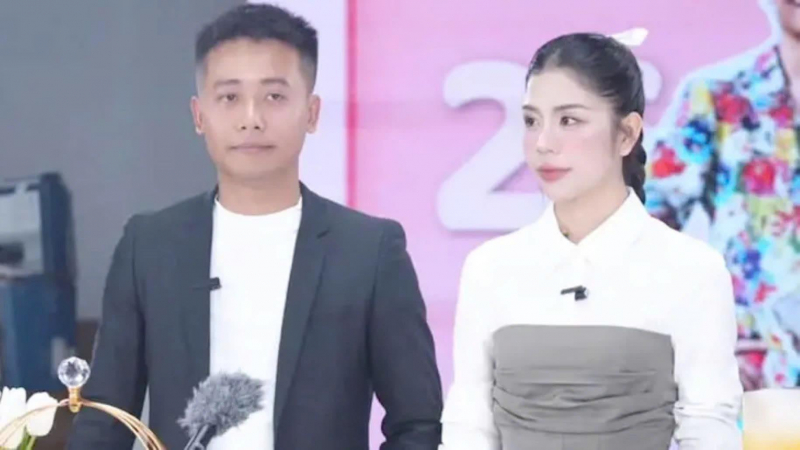 Hằng và Linh trong một buổi live stream bán hàng