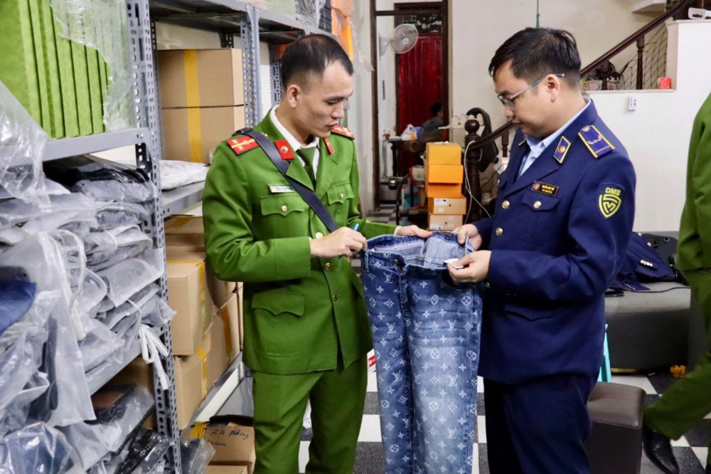 Theo Bộ Công Thương, việc quy định khái niệm "hàng giả" ở cấp Luật giúp củng cố cơ sở pháp lý, hiệu lực của khái niệm "hàng giả" từ đó áp dụng thống nhất, không chỉ giới hạn trong xử lý các hành vi vi phạm mà còn tạo cơ sở thúc đẩy biện pháp quản lý, khoa học và công nghệ, đổi mới sáng tạo trong phát hiện "hàng giả" (Ảnh: Quản lý thị trường Hà Nội)