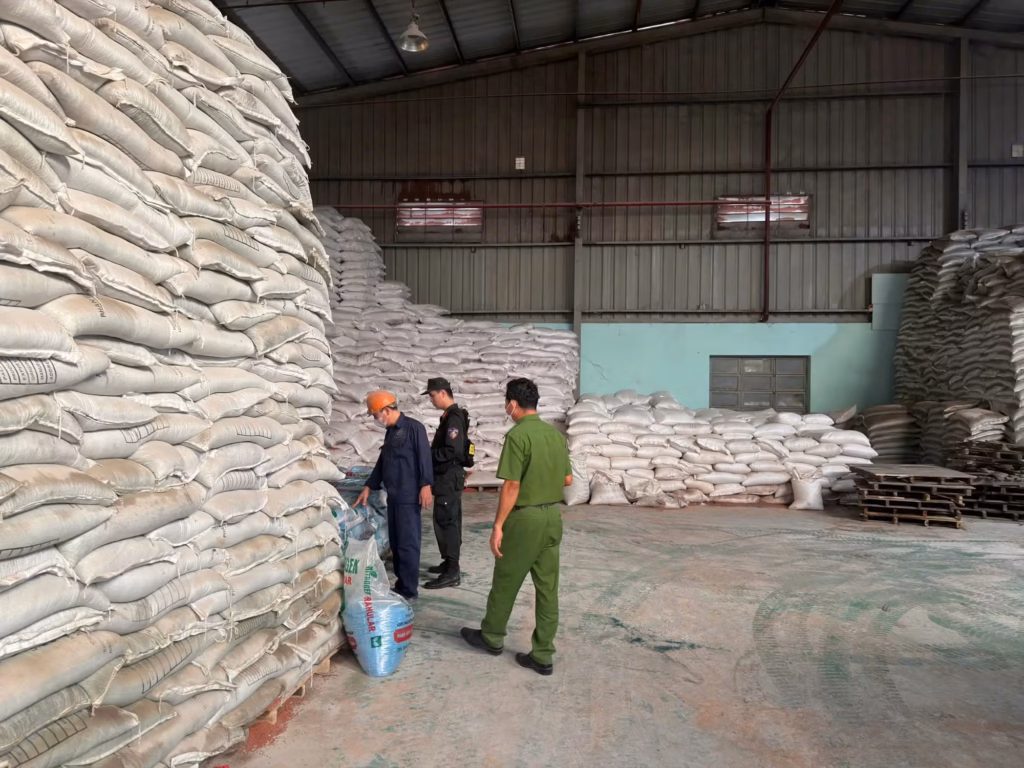 Công an thu giữ tang vật của vụ án.