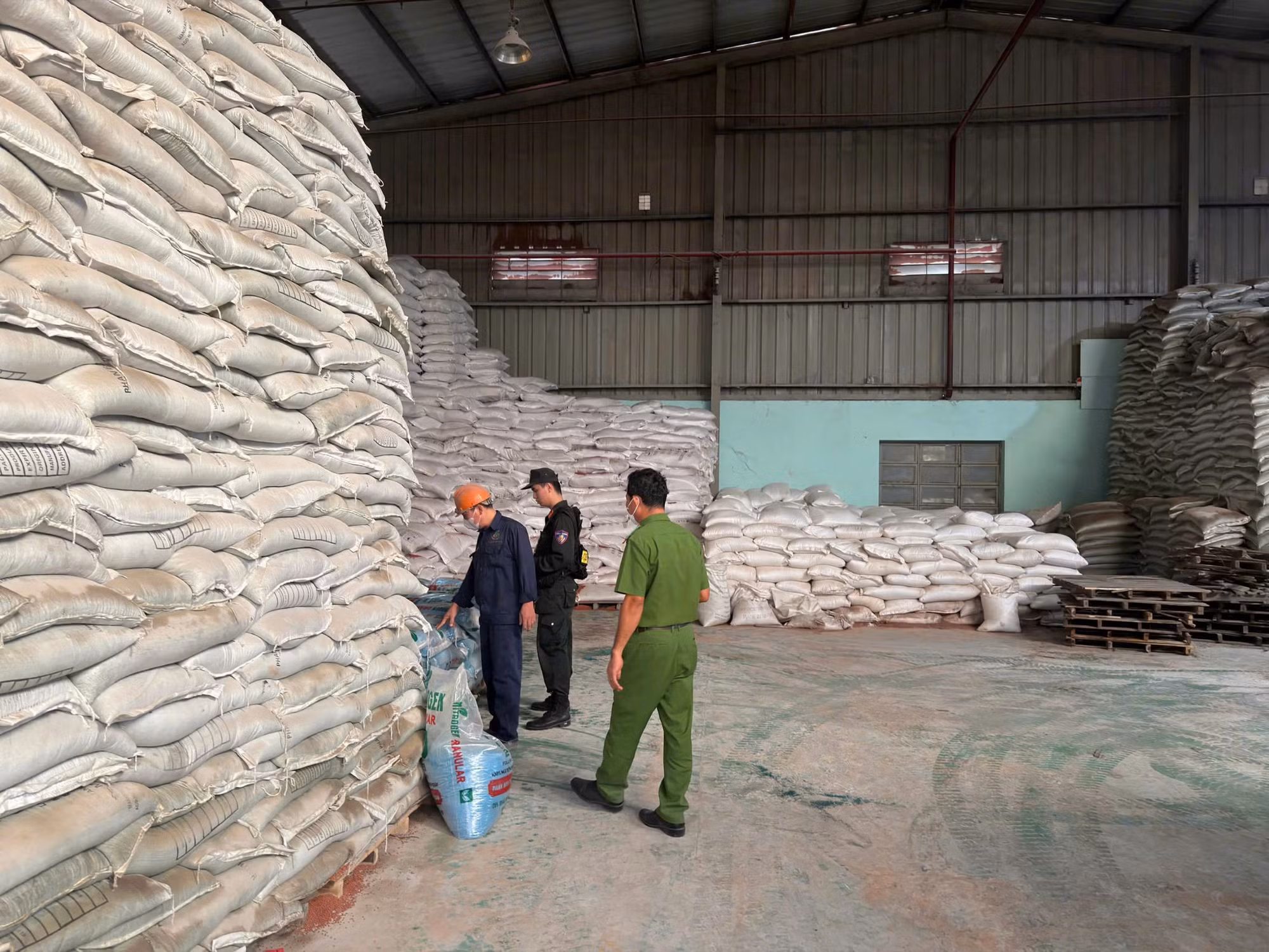 Công an thu giữ tang vật của vụ án.