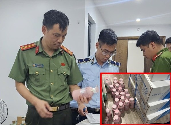 Phát hiện dầu gội, dầu xả nghi hàng giả khi kiểm tra một căn hộ chung cư ở Hà Nội. Ảnh Đội QLTT số 10