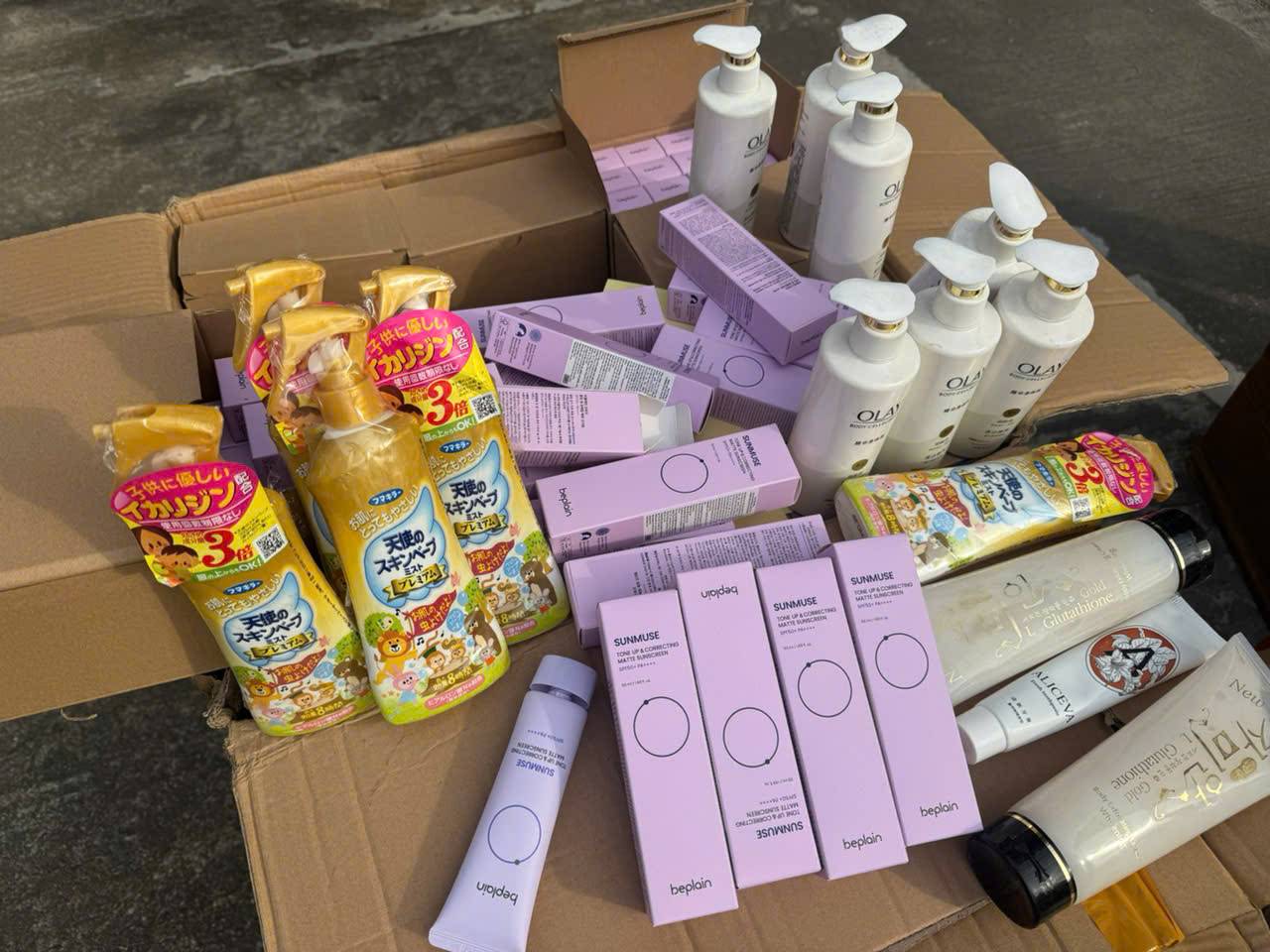 Hơn 25 tấn mỹ phẩm giả bị lực lượng chức năng thu giữ tại các kho hàng của các đối tượng trên. Ảnh Công an Quảng Trị