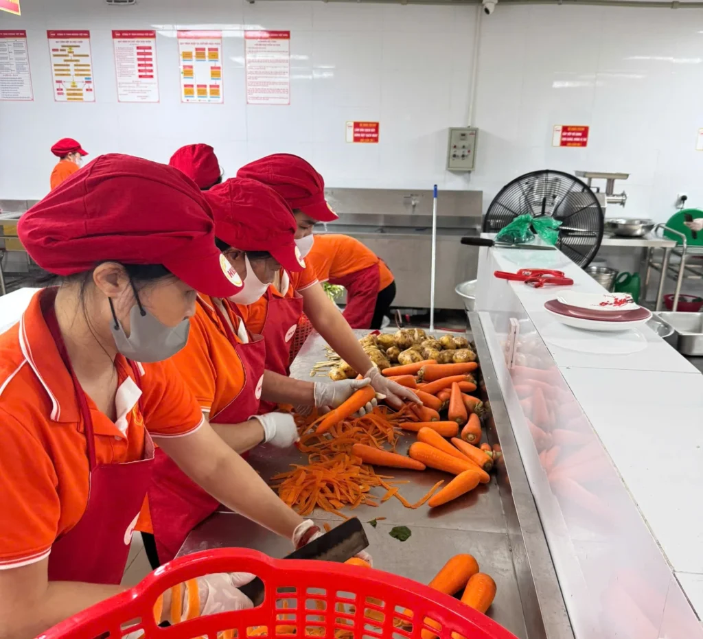 Tại Trường TH&THCS Tân Khai (phường Vĩnh Hưng, TP. Hà Nội), an toàn thực phẩm được đặt lên hàng đầu trong tổ chức bữa ăn bán trú. Ảnh: Lan Chi.