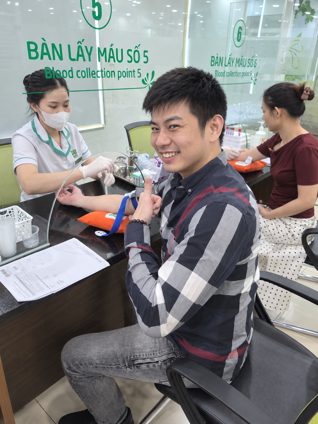 Tại khu vực lấy mẫu xét nghiệm: Các thành viên An Hà thực hiện các bước kiểm tra sức khỏe theo hướng dẫn của nhân viên y tế.