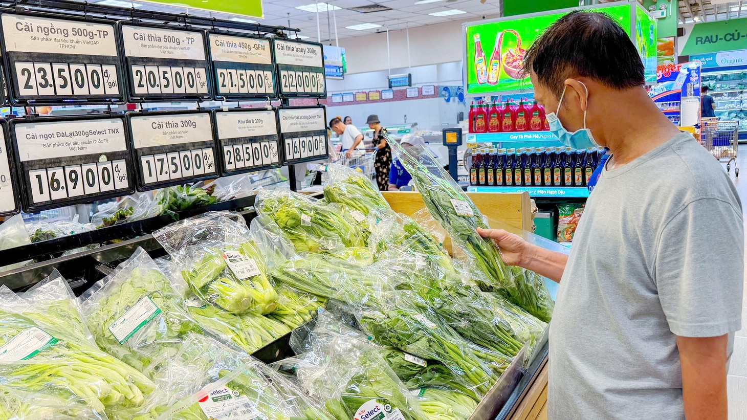Rau củ quả và trái cây tại các siêu thị có mã để người mua có thể truy xuất nguồn gốc - Ảnh: HỮU HẠNH